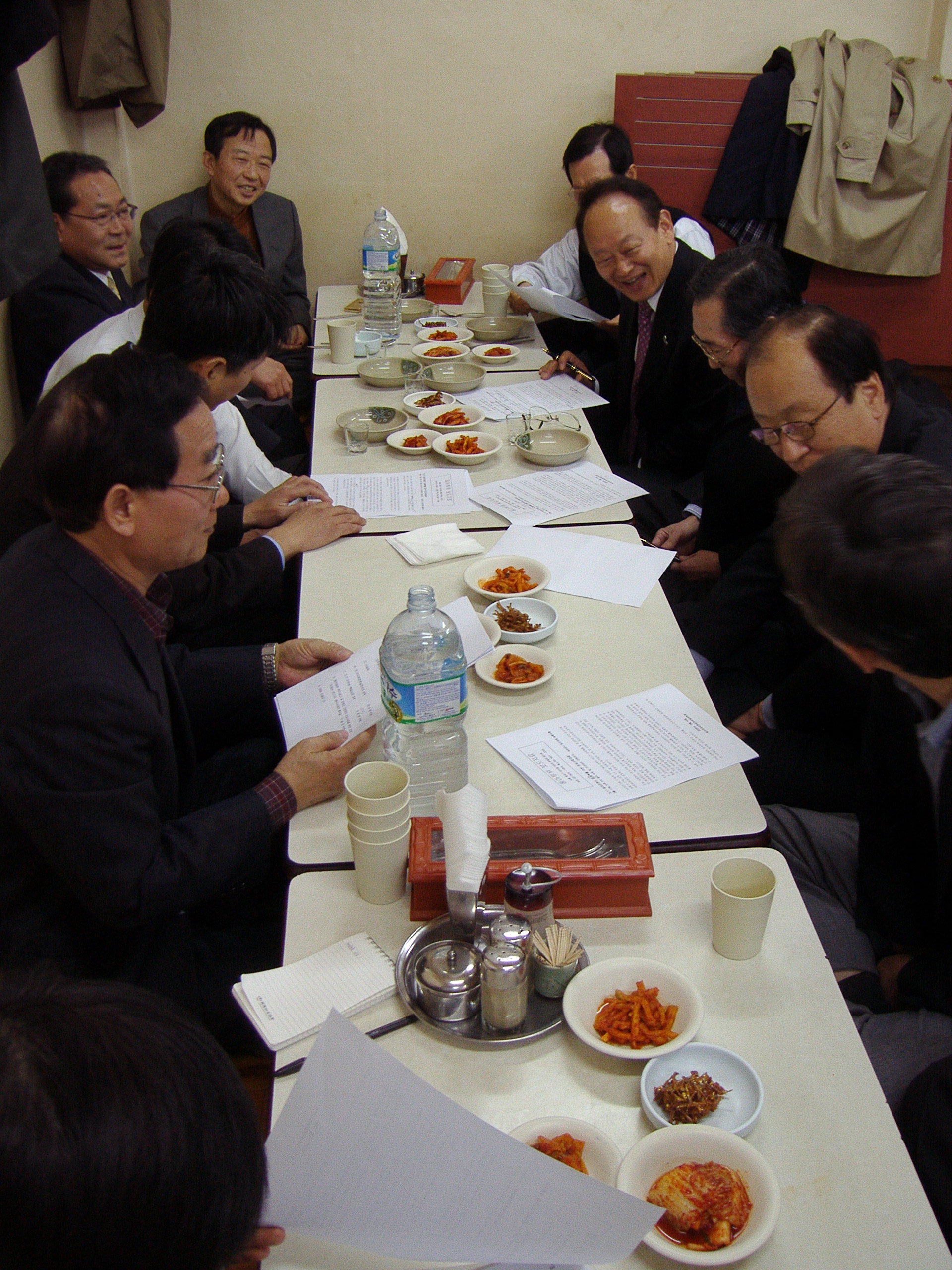 동아투위 관계자들이 14일 낮12시 서울시내 한 식당에서 모임을 갖고 오는 17일 행사에 대해 의견을 나누고 있다.