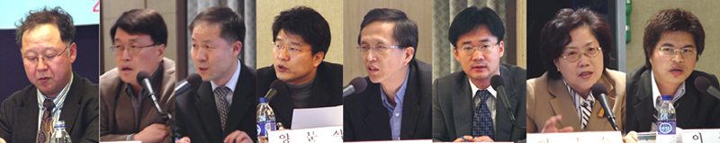 왼쪽부터 백병규 미디어비평가, 김동민 민주언론운동시민연합 공동대표, 김택환 중앙일보 기획위원, 양문석 언론개혁시민연대 정책위원, 유택형 연합뉴스 영상취재부 차장, 윤호진 방송영상산업진흥원 책임연구원, 이경숙 열린우리당 의원, 이준희 인터넷기자협회 사무처장.