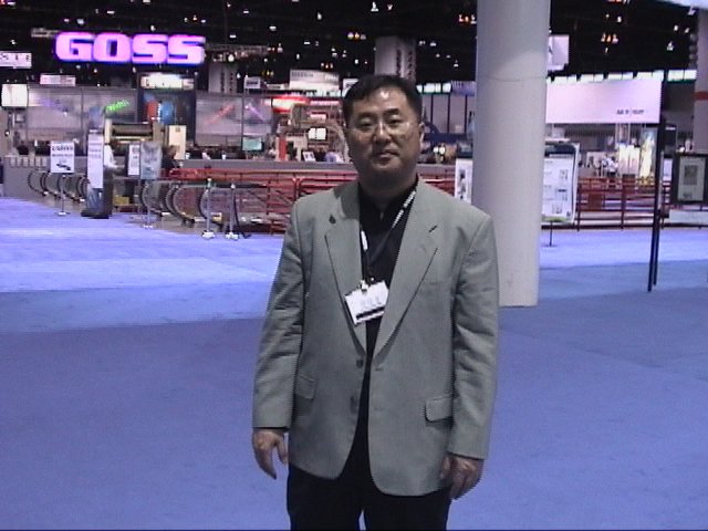 시카고 멕코믹 센터에서 열린 NEXPO 전시박람회장 입구에 선 필자.