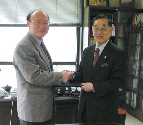 한국기자협회 정일용 회장(왼쪽)이 김진경 연변 과학기술대학교 총장 겸 평양과학기술대 설립 총장에게 설립 후원금을 전달하고 있다.