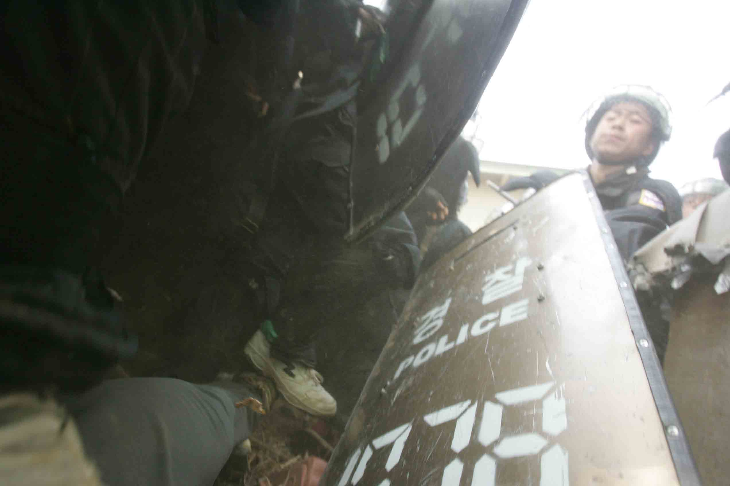 경향신문 김대진 기자가 폭행을 당하며 찍은 사진