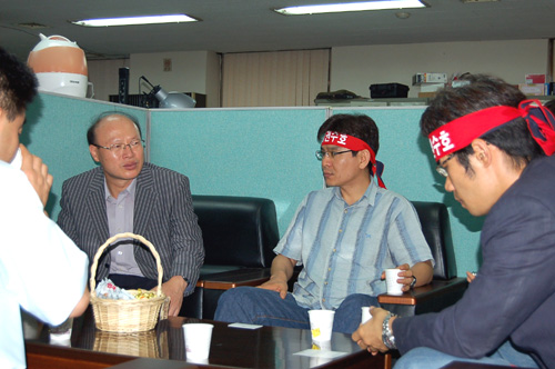 기자협회 정일용 회장이 26일 오전 시사저널 편집국을 방문, ‘이학수 부회장 권력, 너무 비대해졌다’는 제목의 기사를 금창태 사장이 삭제한 것에 대해 사장 퇴진으로 맞서고 있는 기자들과 이야기를 나누고 있다.