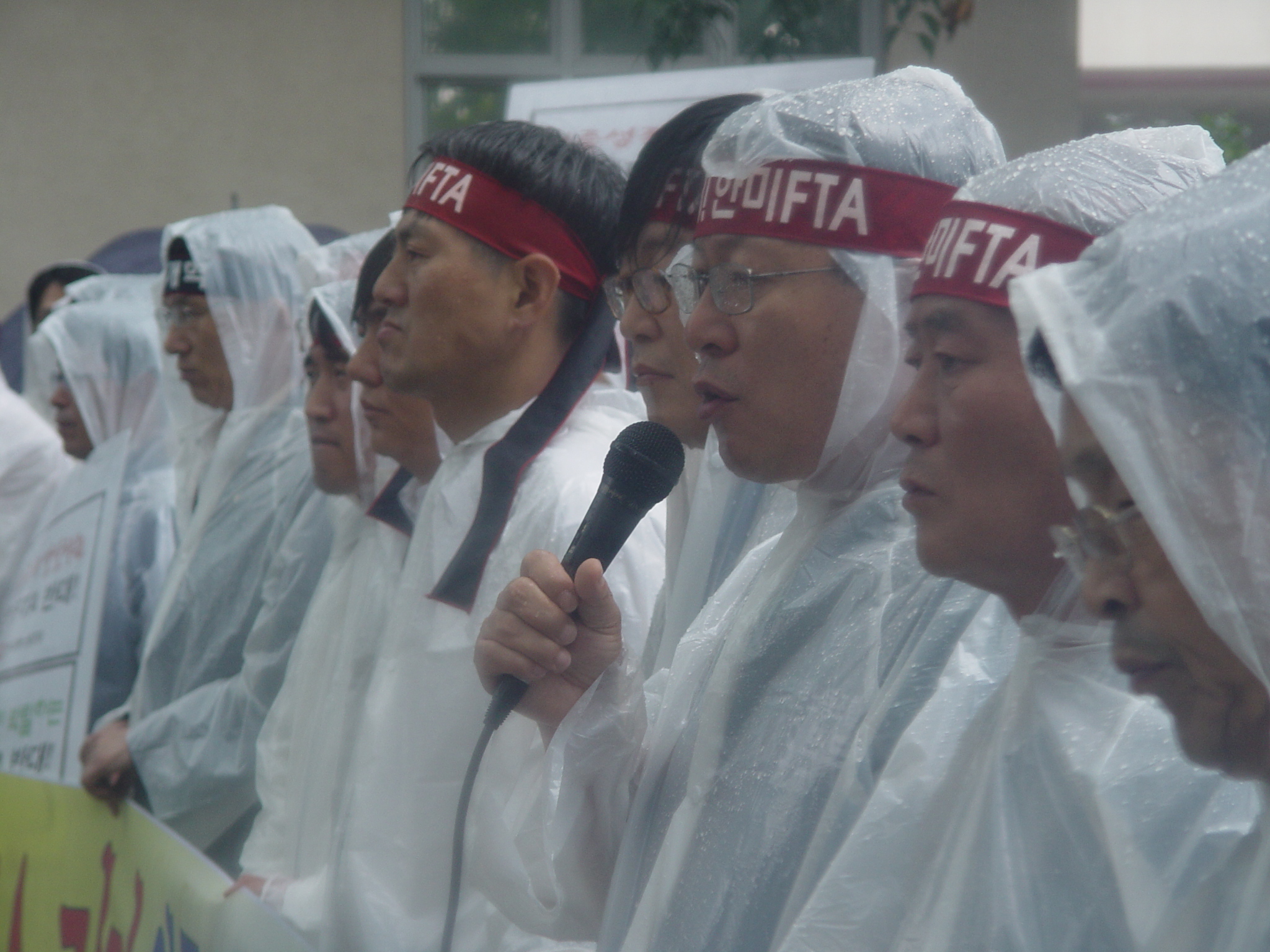 21일 서울 청와대 앞에서 열린 언론노조의 '한미FTA 저지를 위한 언론노동자 파업투쟁 결의 기자회견'에서 KBS 진종철 노조위원장이 발언하고 있다.