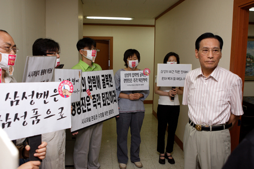 시사저널 편집권 수호 총회 소속 기자들이 23일 오전 금창태 사장의 퇴진을 요구하며 시위를 하고 있다. 사진=시사저널 제공