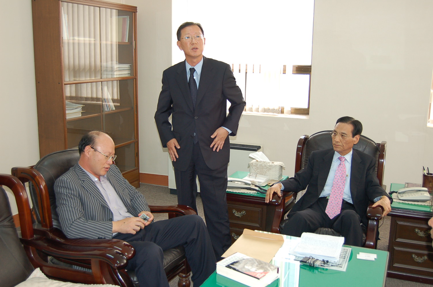 정일용 회장과 금창태 사장이 대화하는 도중 시사저널 한 간부가 제지하고 있는 모습