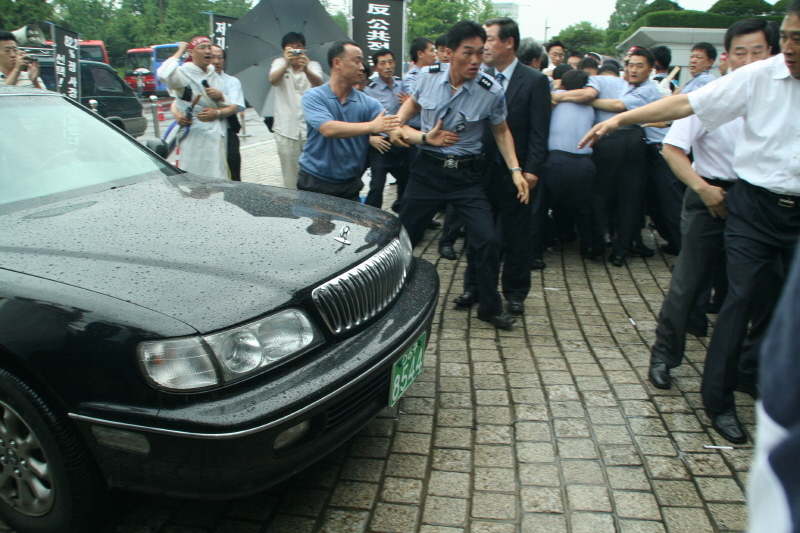 노조의 '정연주 사장출근저지 투쟁' 이틀째인 4일 오전 7시경 KBS 본관 앞에서는 출근저지투쟁을 벌이고 있는 노조원들과 이를 막으려는 청원경찰과의 실갱이가 벌어졌다.<KBS노조 사진제공>
