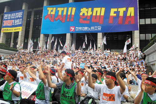 13일 오후 서울 KBS본관 앞에서 열린 한·미FTA저지를 위한 전국언론노동조합 위한 총파업 대회.