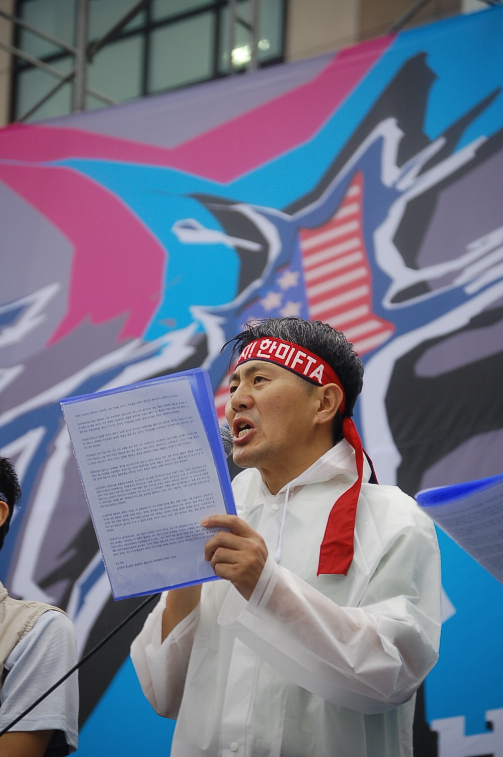 언론노조 신학림 위원장이 각 분야 별 대표들의 발언 순서에서 한미FTA 추진을 규탄하고 있다.