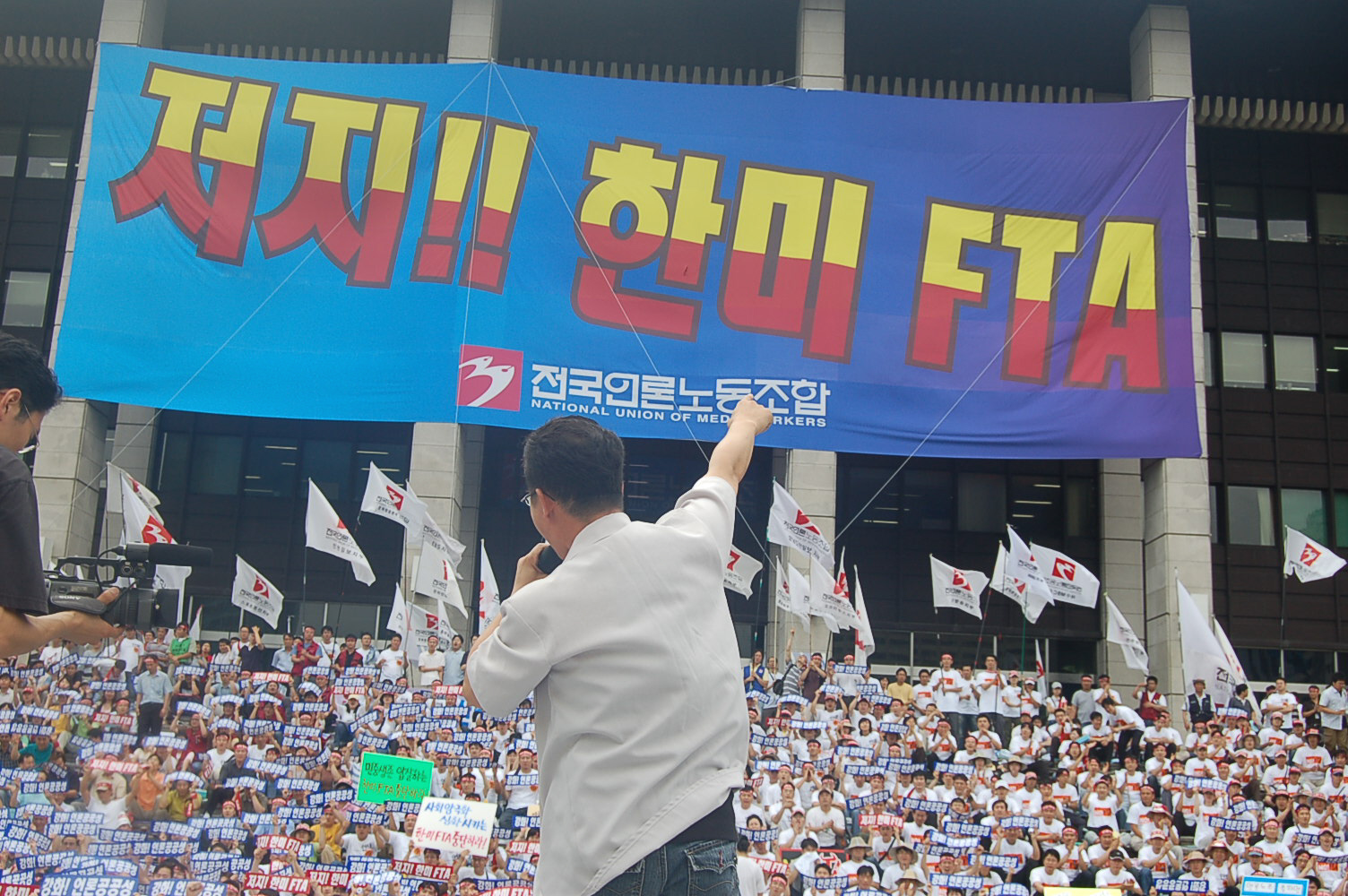 13일 서울 KBS 본관 앞에서 열린 전국언론노동조합 총파업 대회에서 참석자들이 노래패 '꽃다지'의 선창에 맞춰 구호를 외치고 있다.