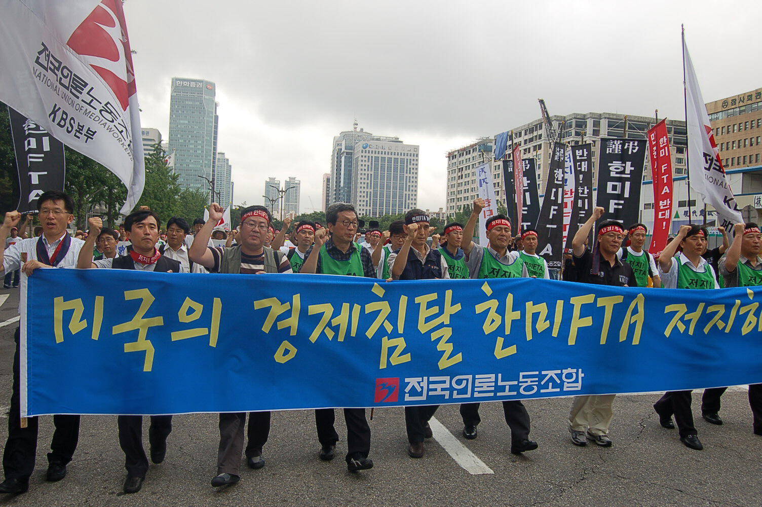 집회를 마친 참석자들이 국회를 향해 평화행진을 벌이고 있다.