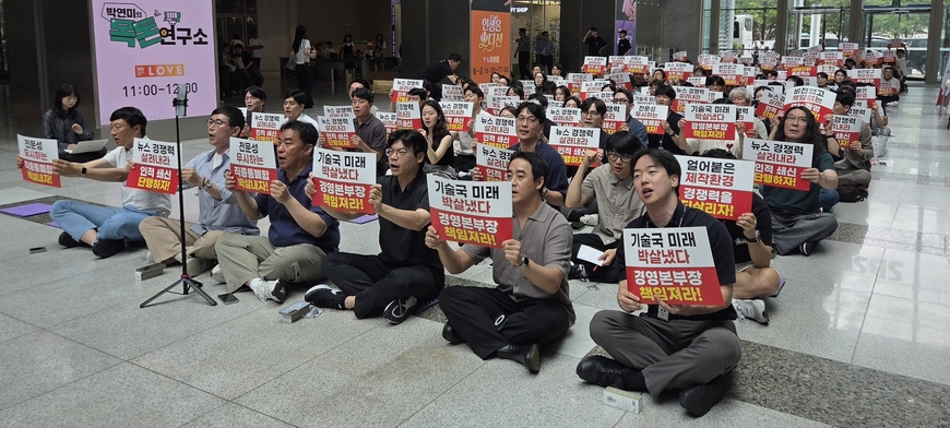 "카나리아 같던 동료 떠나… 남은 길은 목소리 내는 것"