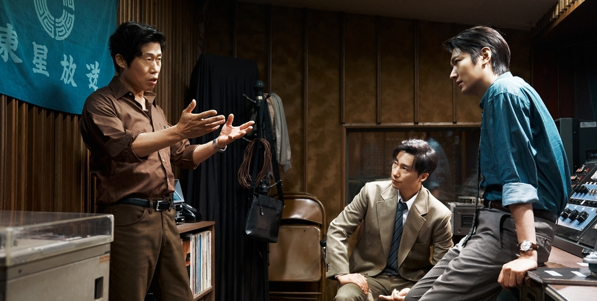 '암살자(들)', 영화 밖에서 범인을 찾는 사람들