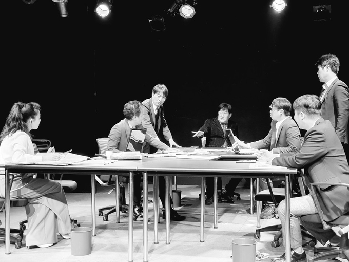 신문사 편집국을 배경으로 한 연극 ‘부장들’에서 배우들이 연극 연습을 하는 모습. 