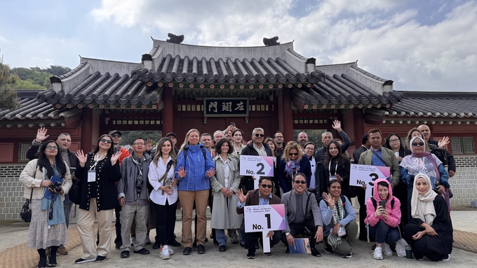 세계 기자들, 35년 만의 수원화성 행궁 복원 함께 기념