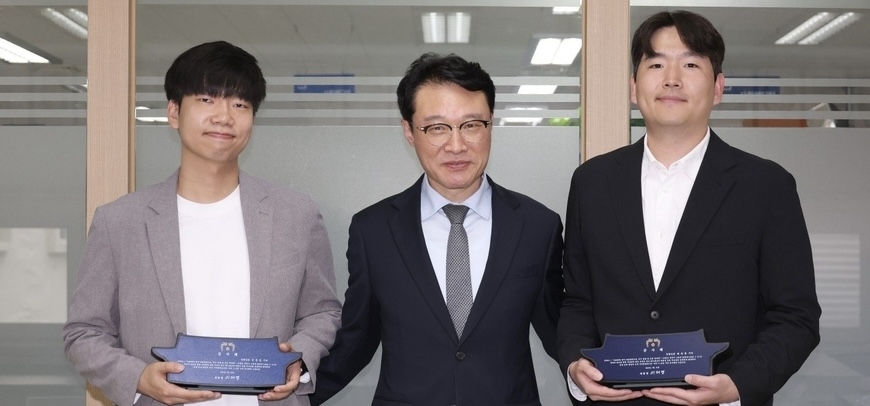 이 대통령, 경향신문 '배드뱅크' 보도에 감사패