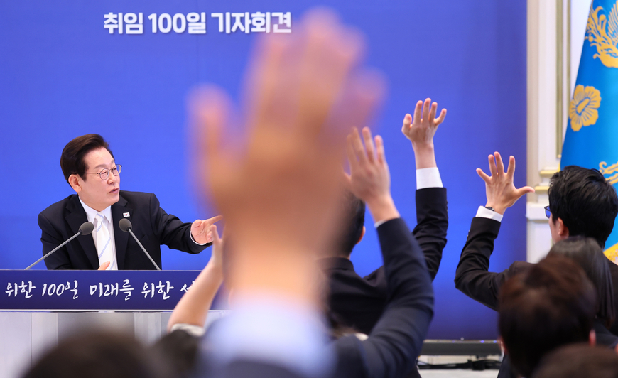 尹정부 부당조치 원복, 유튜브 매체들 기자단 합류… 지난 1년 언론지형 변화 보니