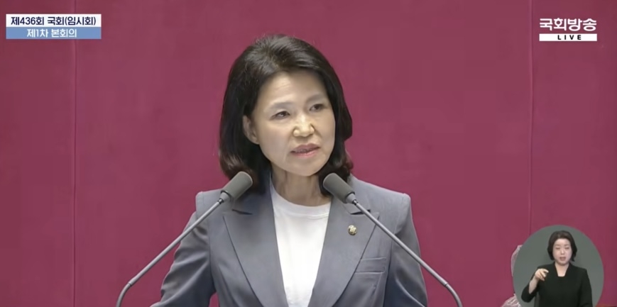 '배지' 단 이진숙, 의원선서 후 첫 마디… "국회에 안 좋은 기억"