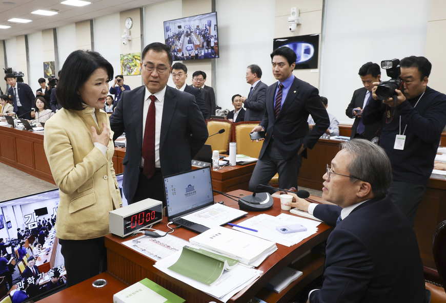 이진숙 안 된다, 한준호도 안 된다… 과방위 국감 또 파행